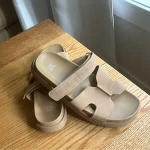 Wild Fable NEVER WORN size 7 women’s tan slip on sandals.